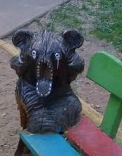 15 фото скульптур на детских площадках, от которых мороз по коже