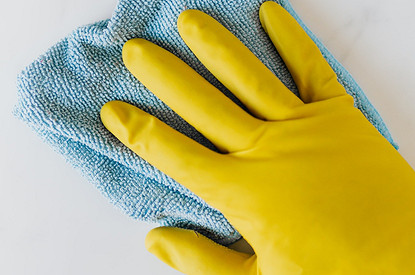 От жира до фломастеров: 7 советов, как отмыть обои от разных пятен