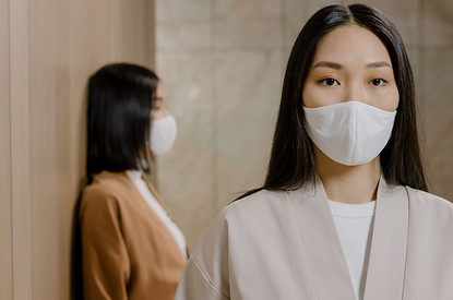 Эффект маски: как справиться с раздражением от защитного аксессуара в разгар пандемии