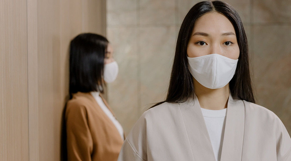 Эффект маски: как справиться с раздражением от защитного аксессуара в разгар пандемии