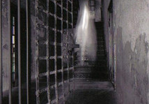 Тюрьме в Старом Городе Чарльстона более двухсот лет, здесь умерли тысячи заключенных. Предполагается, что светлая фигура на фото, призрак одного из них.