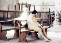 В 1975 году Диана и Петр Бертелот посетили церковь Ворстед. Петр сфотографировал жену, молящуюся в тишине на одной из церковных скамей. Позже он узнал, что ему удалось запечатлеть на фото...
