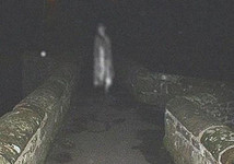 Фото так называемого Призрачного моста, по легенде, на фото запечатлен призрак утопленной в реке женщины.