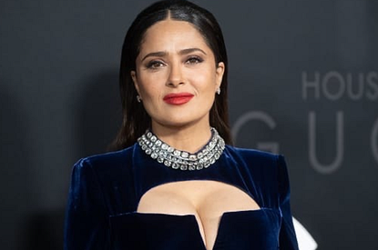 Сальму Хайек раскритиковали за глубокое декольте на премьере «Дома Gucci»