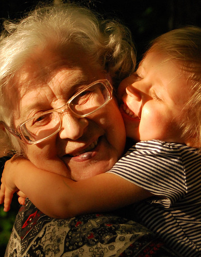 Ученые изучили мозг бабушек и узнали, почему они любят внуков больше