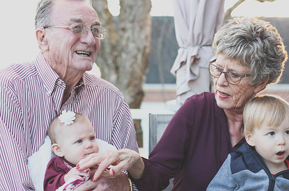 Исследователи выяснили, правда ли бабушки лучше чувствуют внуков, чем детей