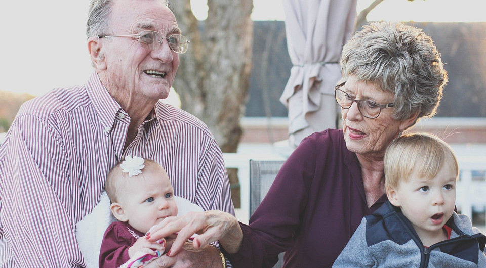 Исследователи выяснили, правда ли бабушки лучше чувствуют внуков, чем детей
