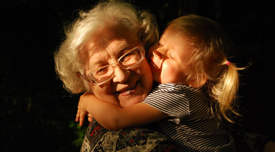 Ученые изучили мозг бабушек и узнали, почему они любят внуков больше