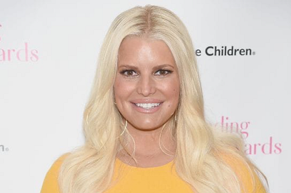 «Я начала исследовать себя»: Джессика Симпсон рассказала, как борется с алкогольной зависимостью