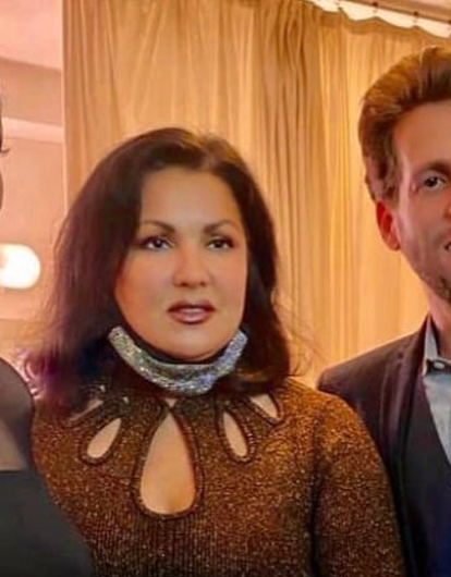 «Как сестры»: Анна Нетребко позирует вместе с Моникой Беллуччи за кулисами театра