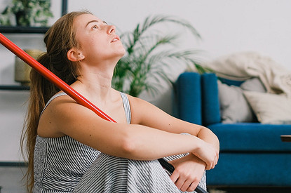 Как и чем отмыть натяжной потолок: 8 советов