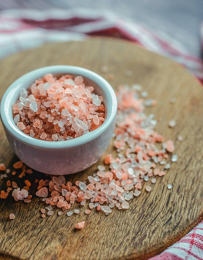 Суеверие или дезинфекция: зачем опытные хозяйки моют пол с солью