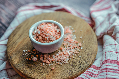 Суеверие или дезинфекция: зачем опытные хозяйки моют пол с солью