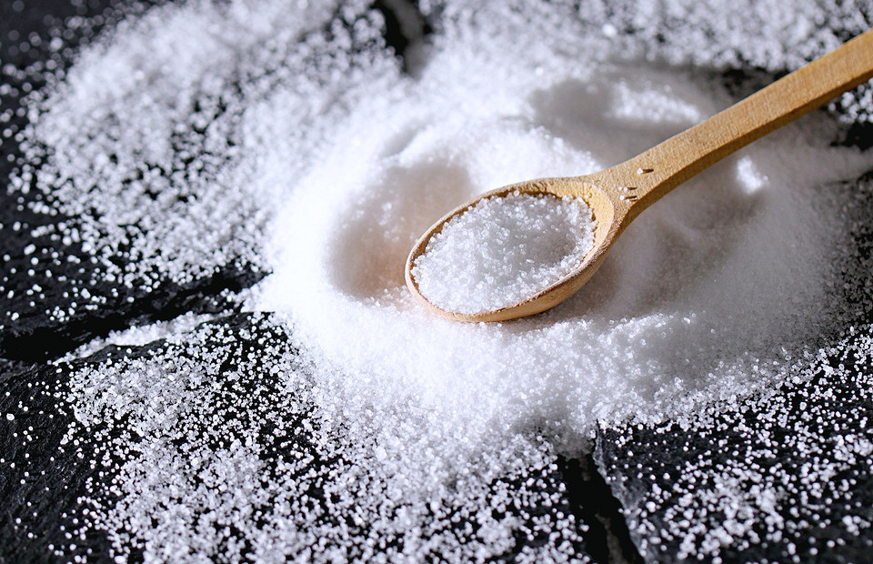 Суеверие или дезинфекция: зачем опытные хозяйки моют пол с солью