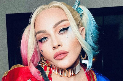 Мадонна возмутилась цензурой груди в Instagram после удаления эротических снимков