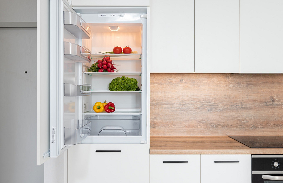 5 советов, как быстро убрать неприятный запах из холодильника