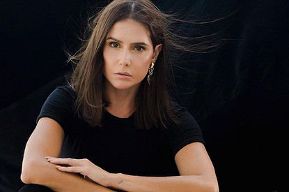 Деборе Секку – 42: как живет звезда сериала «Семейные узы»