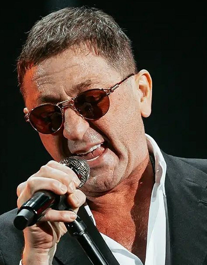 Похудевший Григорий Лепс перестал скрывать шрамы на голове после операции