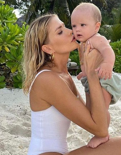 Перминова, Шпица, Савельева и другие звезды отметили День матери