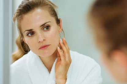 Уже морщины, а все еще прыщи: разбираемся в причинах позднего акне
