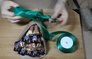 Как сделать букет из конфет для Дня учителя (пошаговая инструкция)