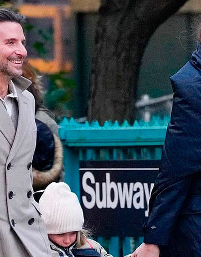 Выглядят счастливыми: Ирина Шейк и Брэдли Купер проводят время с дочерью Леей