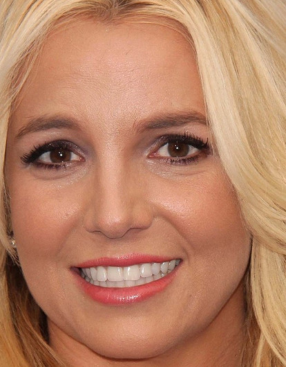 От удлиненного каре и нюдового макияжа до наращенных волос и смоки: эволюция Бритни Спирс