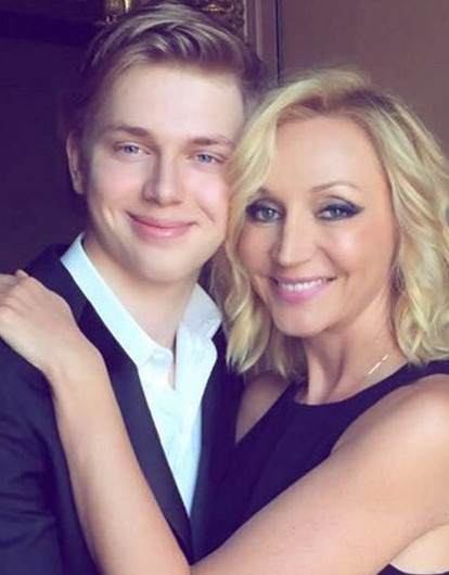 Сын Кристины Орбакайте передвигается на костылях после травмы (видео)