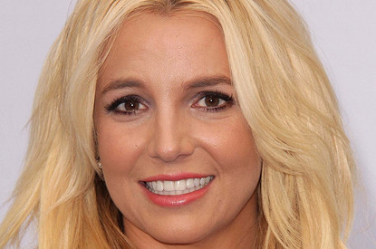 От удлиненного каре и нюдового макияжа до наращенных волос и смоки: эволюция Бритни Спирс