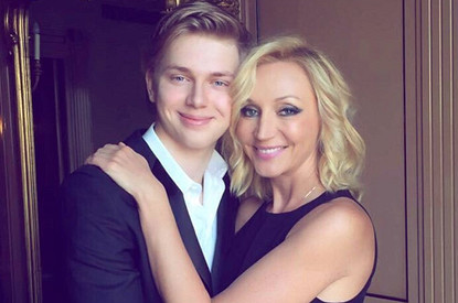 Сын Кристины Орбакайте передвигается на костылях после травмы (видео)