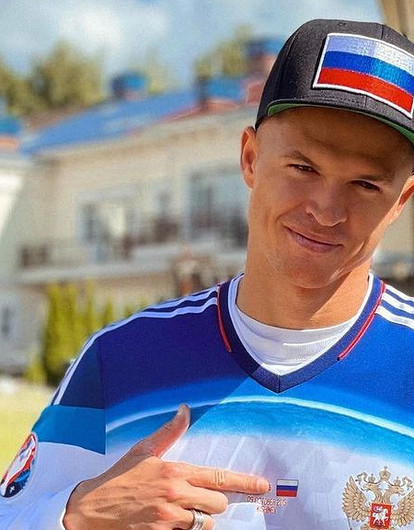 Дмитрий Тарасов показал, как его дочери нянчатся с новорожденным братом (видео)