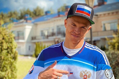 Дмитрий Тарасов показал, как его дочери нянчатся с новорожденным братом (видео)