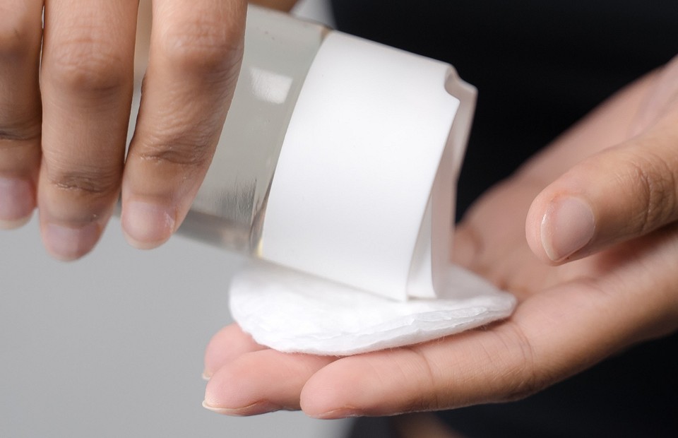 Как вывести пятна от пота и дезодоранта: 13 работающих способов