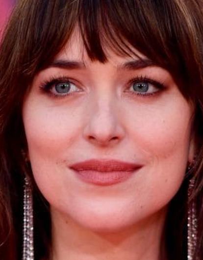 Дакота Джонсон: «В детстве я видела суровые вещи, приходилось иметь дело со взрослыми проблемами»