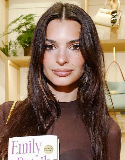 Топ-5 автобиографий: Эмили Ратажковски, Мария Шарапова, Анджелина Джоли и другие звездные авторы