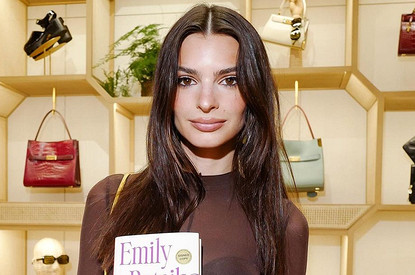 Топ-5 автобиографий: Эмили Ратажковски, Мария Шарапова, Анджелина Джоли и другие звездные авторы