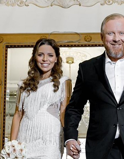 Константин Ивлев показал беременную молодую жену