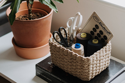 Как новенькая: 7 способов зашить дырку на куртке, чтобы шва не было видно (видео)