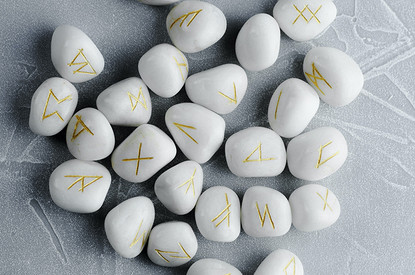 Ансуз, Руньо или Эйваз: какая ты руна по гороскопу