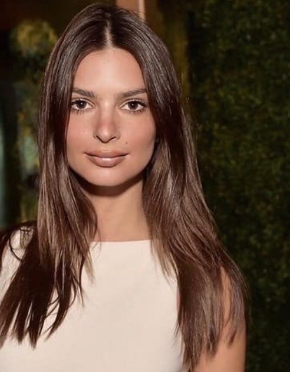 «Кто научил меня молчать? Я ненавидела себя»: Эмили Ратаковски впервые рассказала об изнасиловании в 15 лет