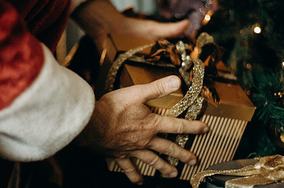 Вместо носков: 10 оригинальных подарков на Новый год-2022, которым обрадуется любой мужчина