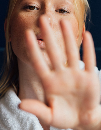 Опасно, не повторять: антитренды маникюра 2022