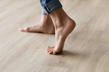 Трещины на пятках: почему возникают и как быстро вылечить