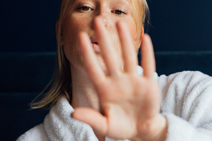 Опасно, не повторять: антитренды маникюра 2022