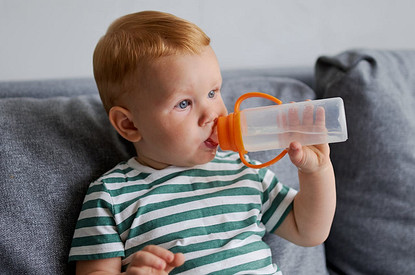 Детская вода: полезнее ли она, чем обычная (и как выбрать лучшую)