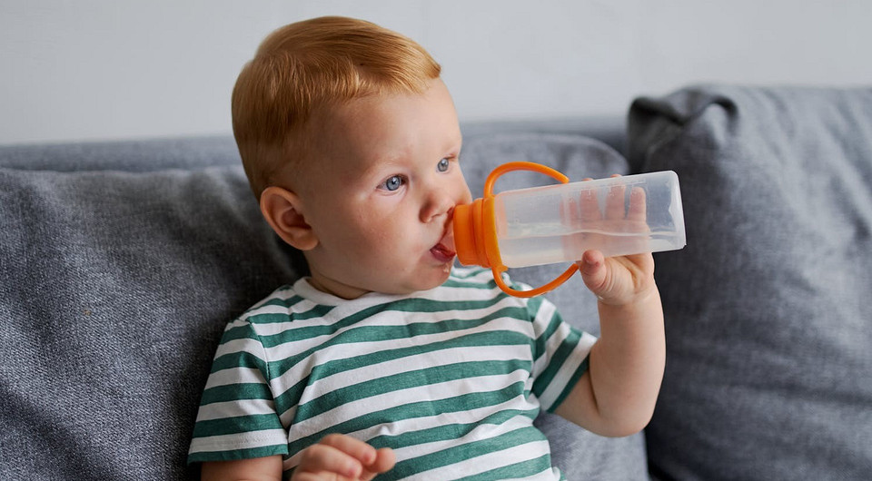 Детская вода: полезнее ли она, чем обычная (и как выбрать лучшую)