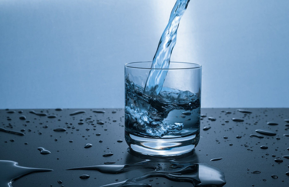 Детская вода: полезнее ли она, чем обычная (и как выбрать лучшую)
