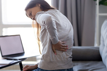 Даже если спина ровная: 10 неожиданных признаков проблем с осанкой