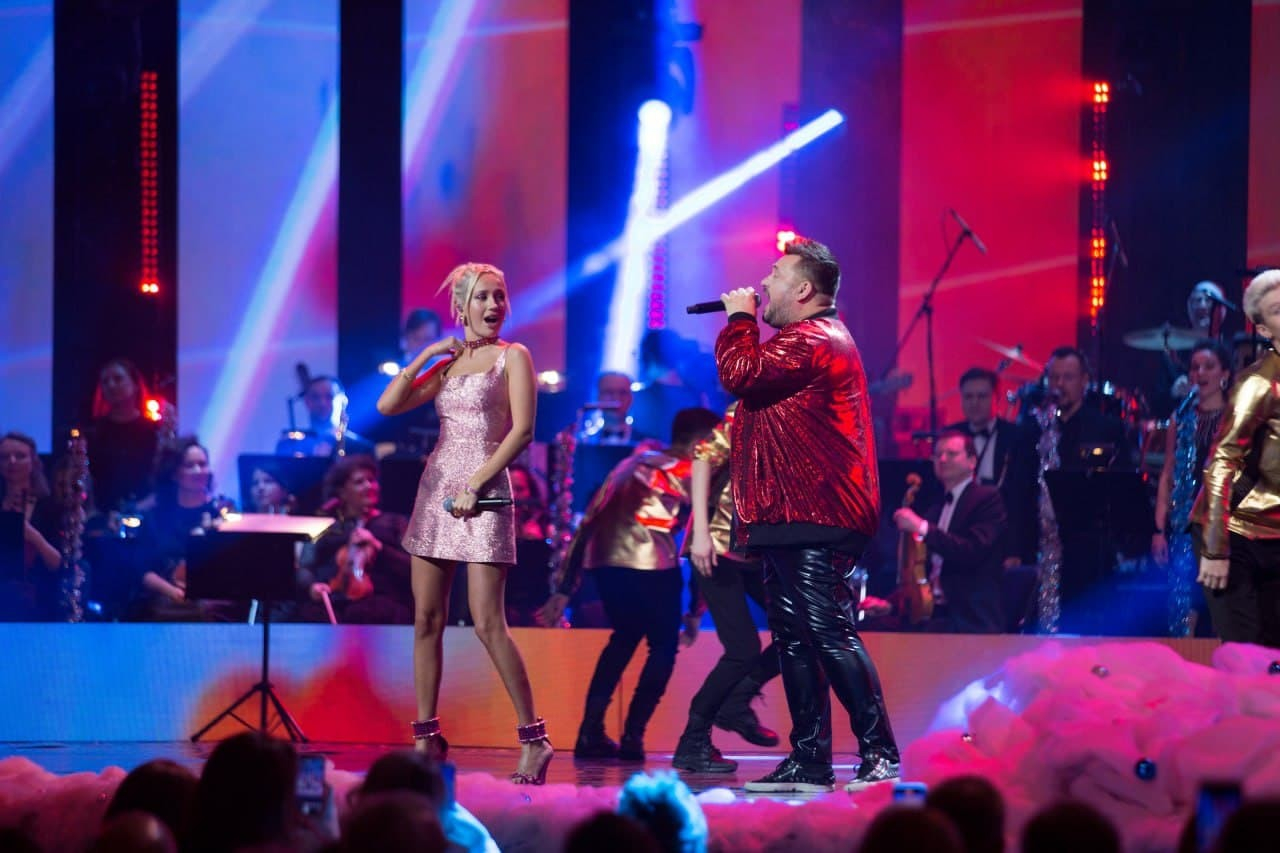 Постройневшая Кадышева, ЮрКисс в обнимку с Чеботиной и другие звезды на «Главном Новогоднем Концерте»