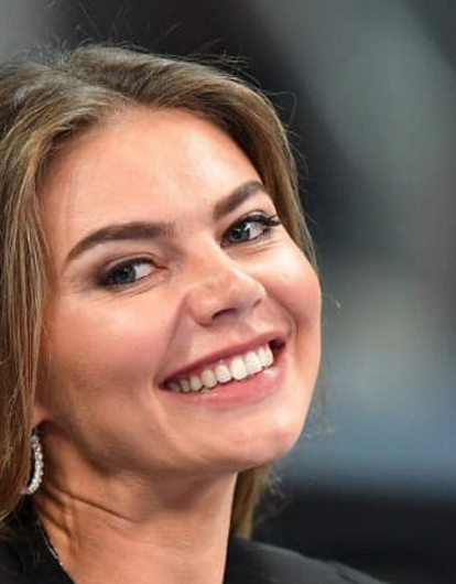 Алина Кабаева появилась на шоу «Вечерний Ургант» в элегантном платье